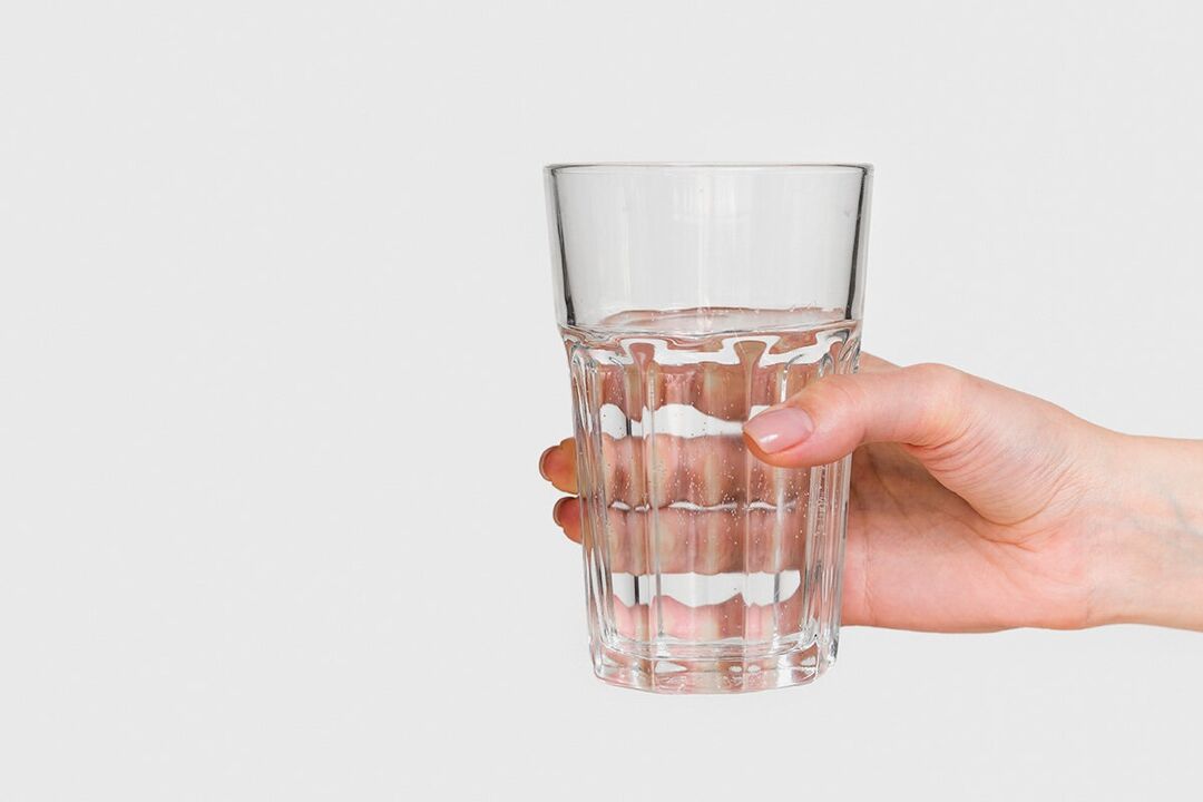 A glass of water with dilved dilve cheto proticax